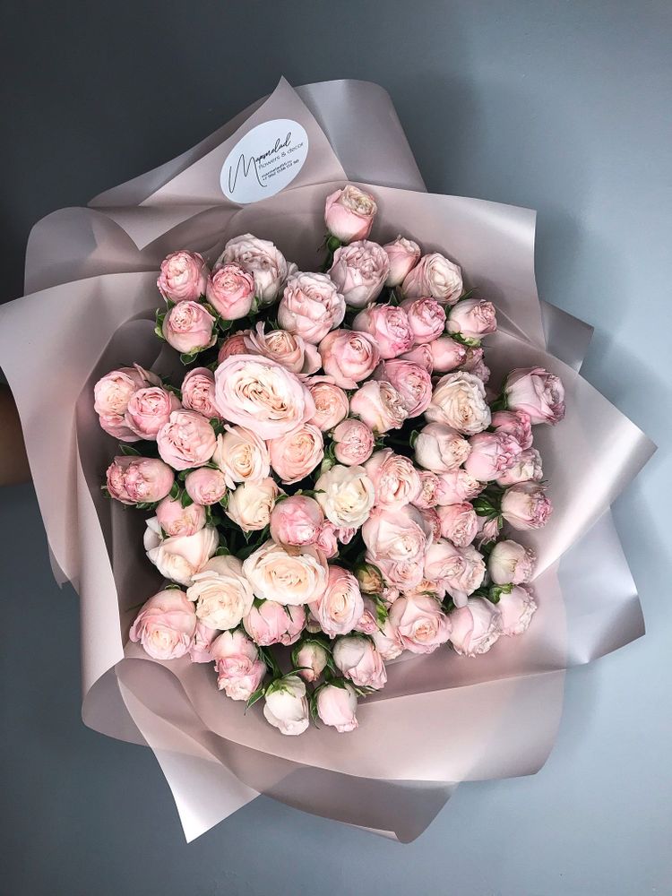 Сборный букет  с кустовой пионовидной розой и хризантемой, сухоцветами   в оформлении