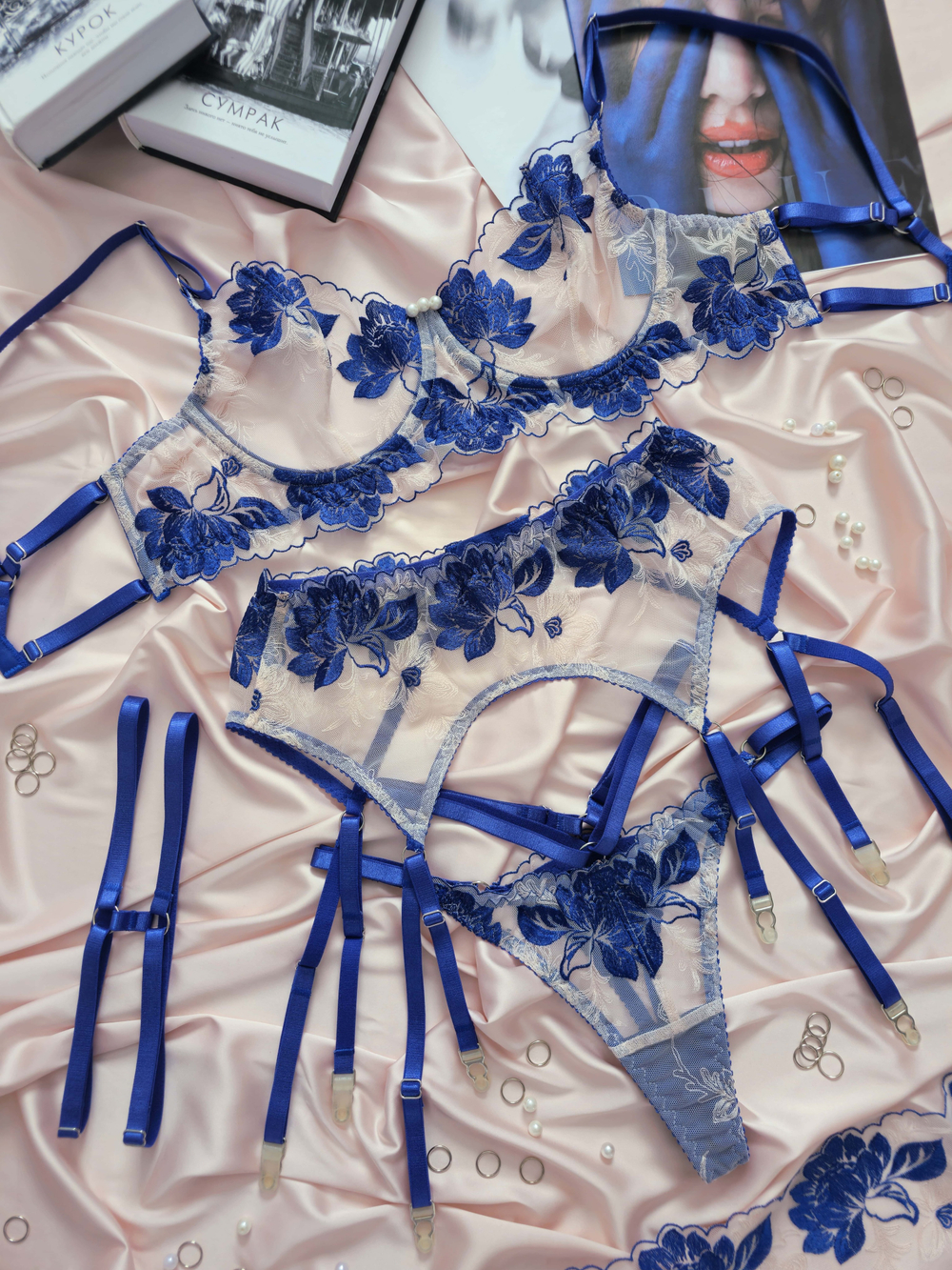 Вышивка на сетке серебристый пион с ультрамарином неэластичная ширина 25 см