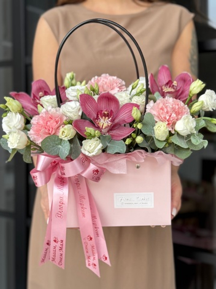 Утонченное сочетание цимбидиума, диантуса, эустомы и эвкалипта в лаконичной композиции от Флора Маркет