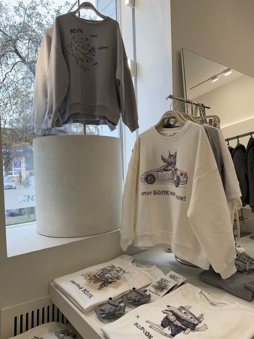 СВИТШОТ РЕНА МОЛОЧНЫЙ ВОЛК ЗНАЕТ ТОЛК