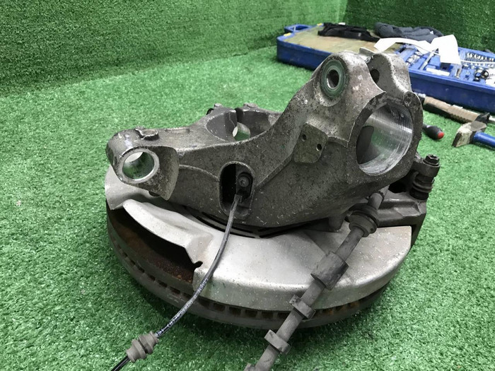 Кулак передний правый LR Discovery Sport (19-нв)