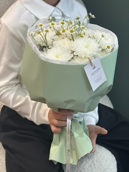 Букет из хризантемы и ромашки