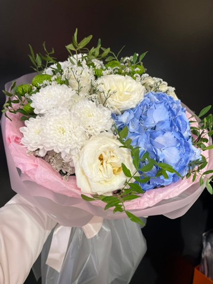 Букет(гортензия голубая,хризантемы белые кустовые,роза пионовидная,фисташка)
