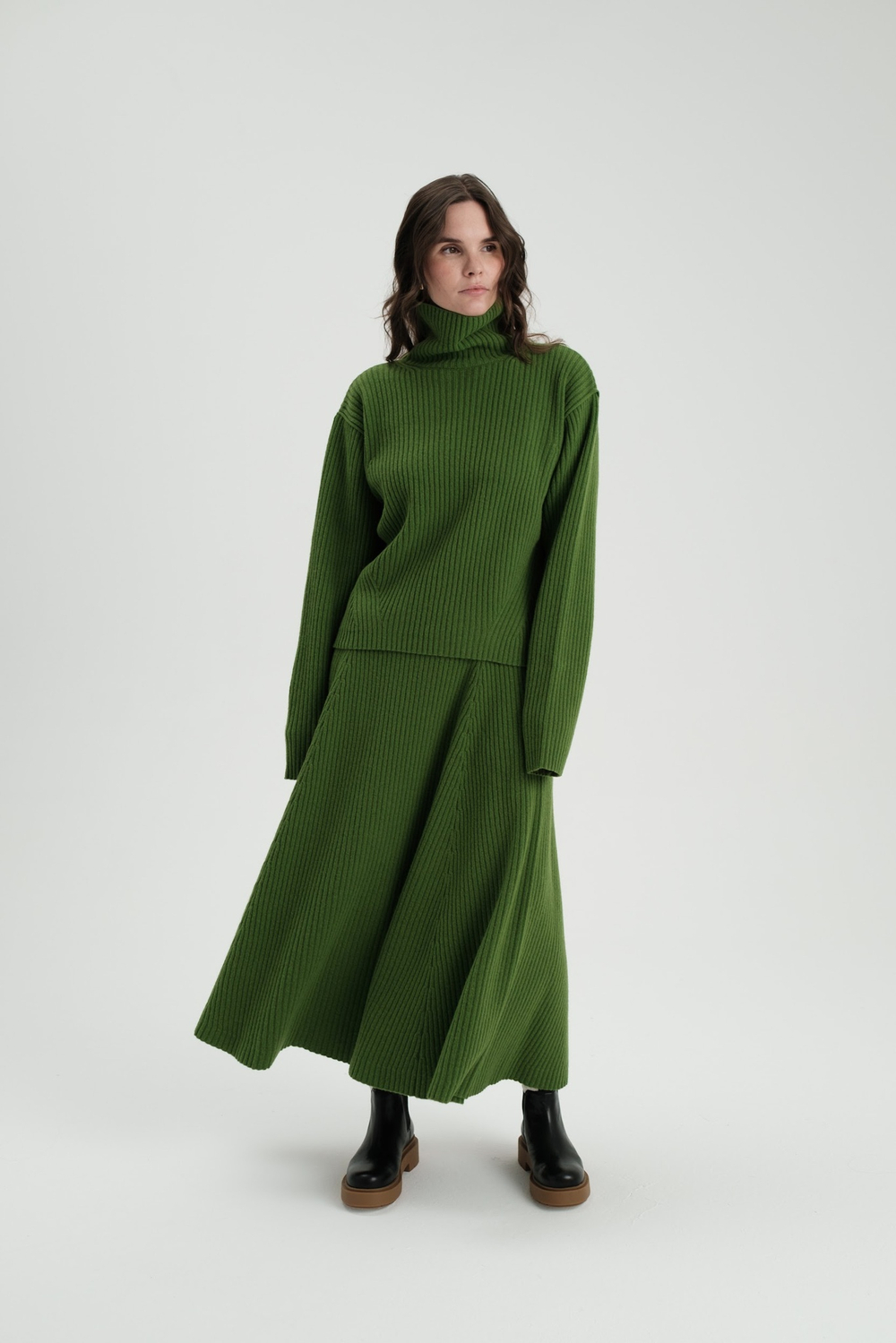 Зелёный шерстяной свитер