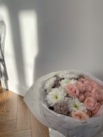 Букет из хризантем, кустовых пионовидных роз и блестящей скиммии