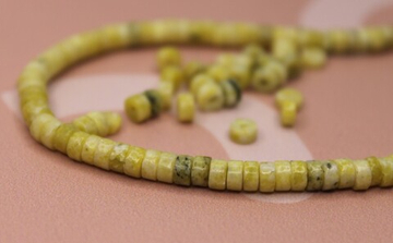 Бусины из натурального камня зелень 4х2 мм