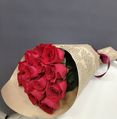 15 красных роз (длина стебля 40-50 см) в упаковке крафт