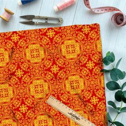 Ткань ниагара жёлтый резной калейдоскоп на красном фоне