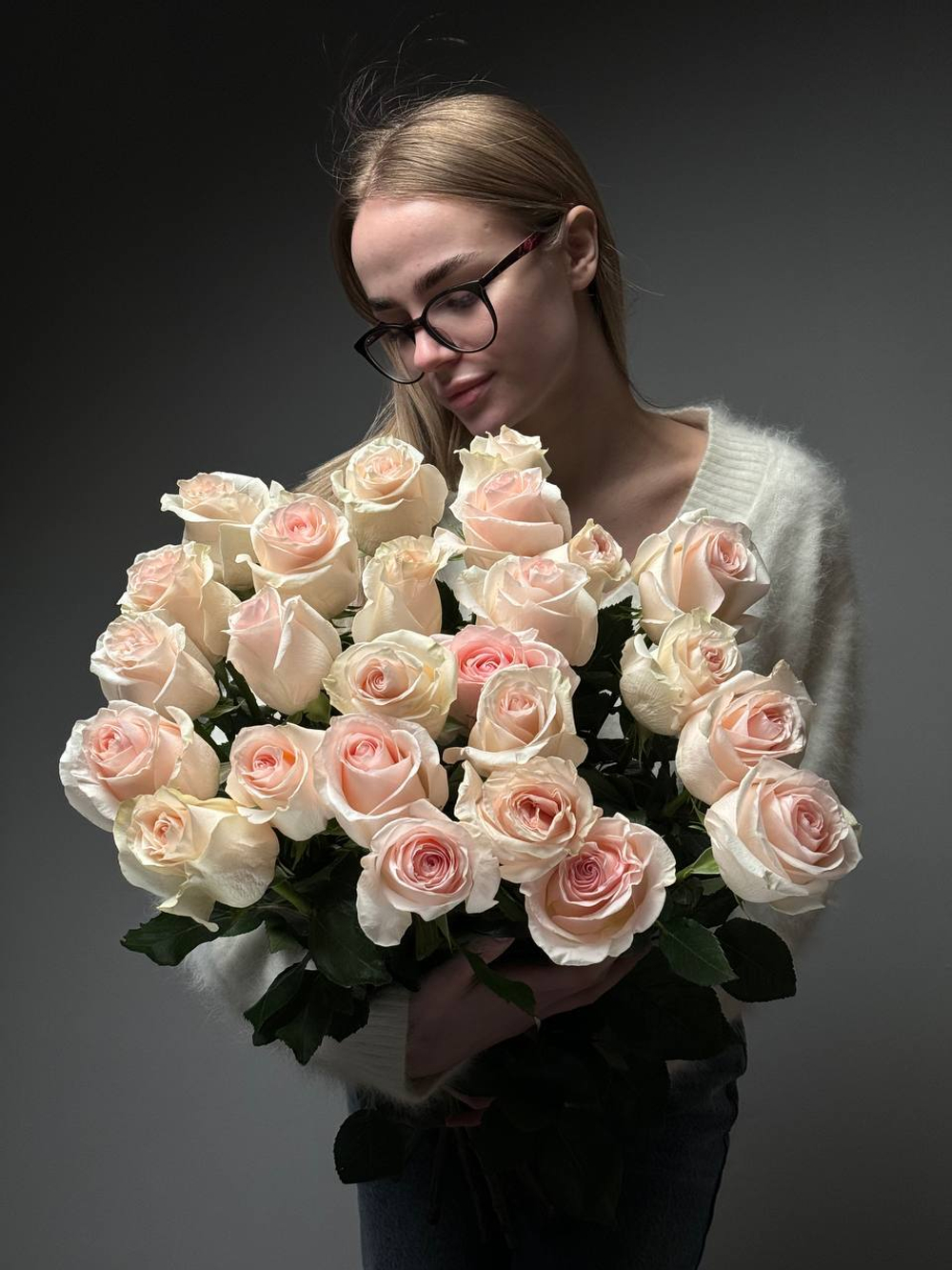 25 нежно розовых роз