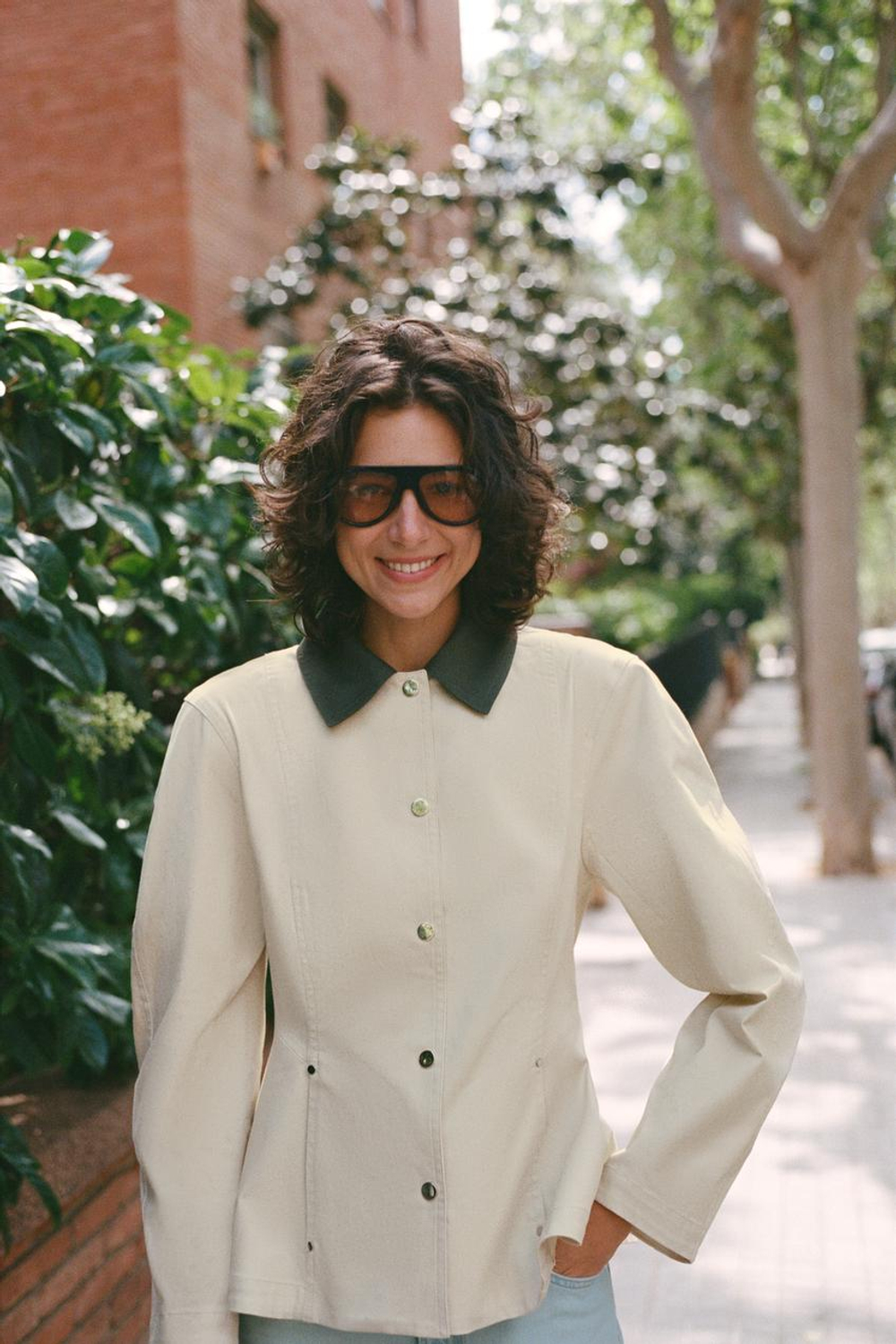 ZARA КУРТКА С КОНТРАСТНЫМ ВОРОТНИКОМ И БАСКОЙ, КОСТЯНОЙ