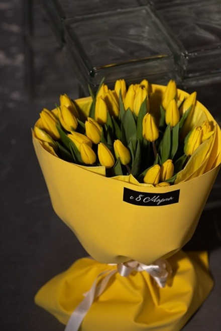 Желтые тюльпаны в букете в авторском оформлении от Флора Маркет