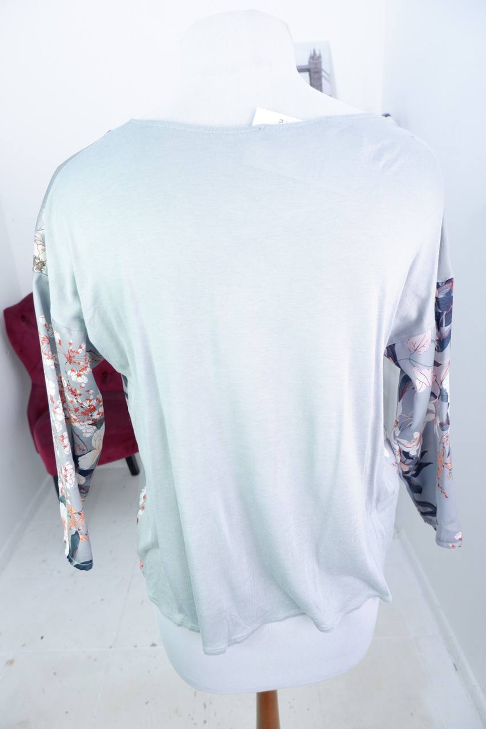 Блузка Mango c V образным вырезом, маркировка XS, визуально на 42 размер