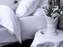 Постельное белье 1.5 спальное Mollen белое с серебристо-серым кантом