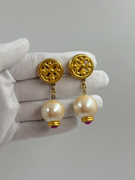 Клипсы с «жемчужными» подвесками Givenchy