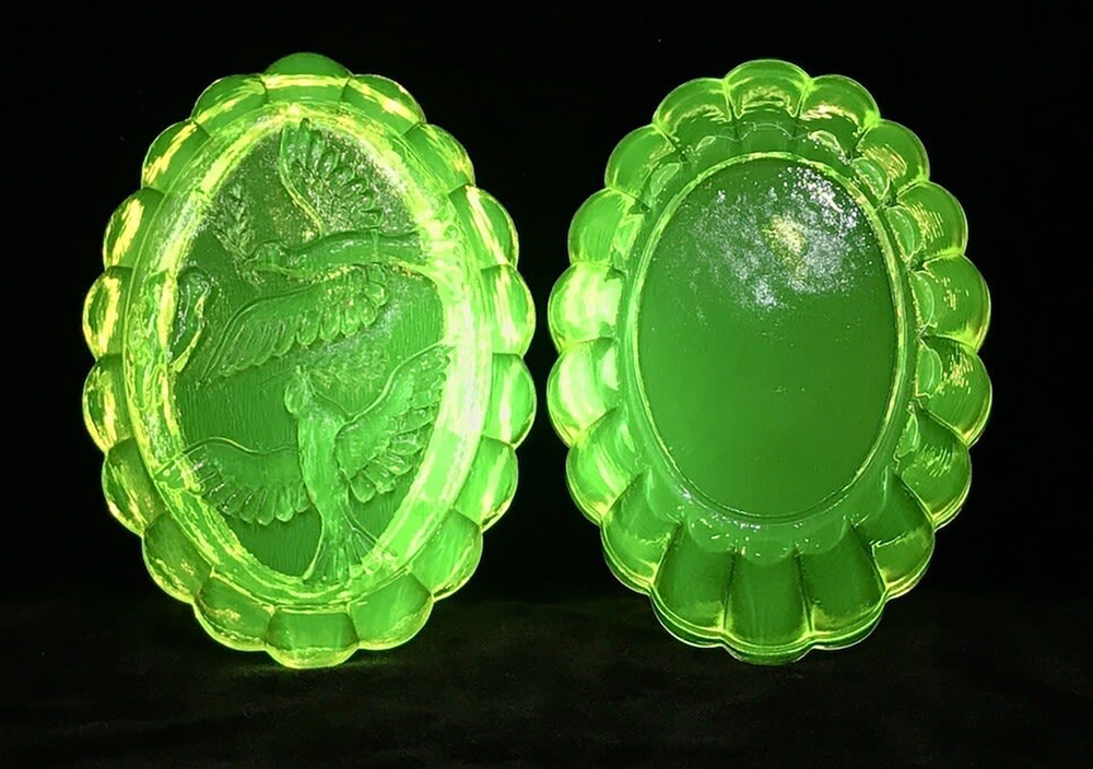 Шкатулка «Пара голубей». Урановое стекло. Cер. XX в. Чехия. Длина – 12,5 см