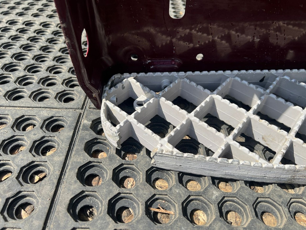 Корпус подножек левый