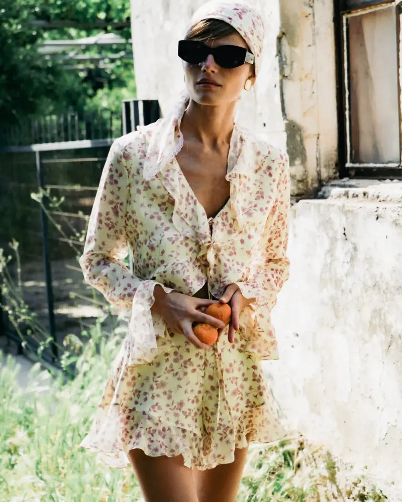 Audrie, шорты мини с рюшами из желтого шифона с средними светло-розовыми цветами