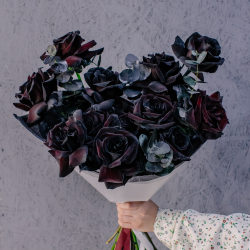 88. Темный букет с черными французскими розами и эвкалиптом