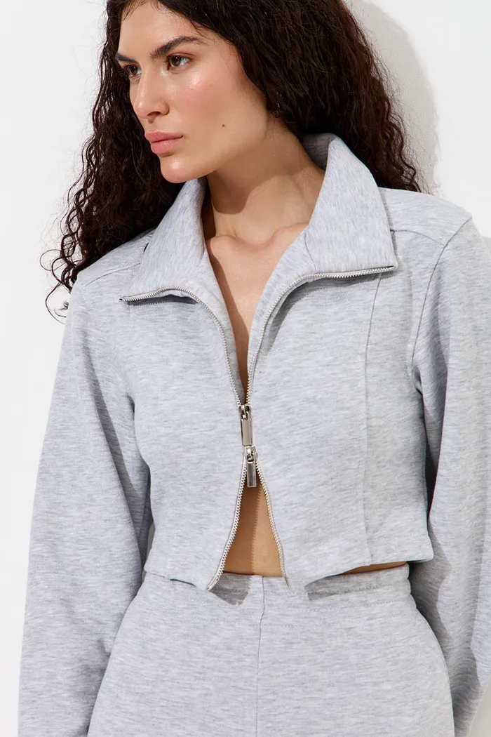 Приталенная олимпийка с рукавом клеш цвета серый меланж