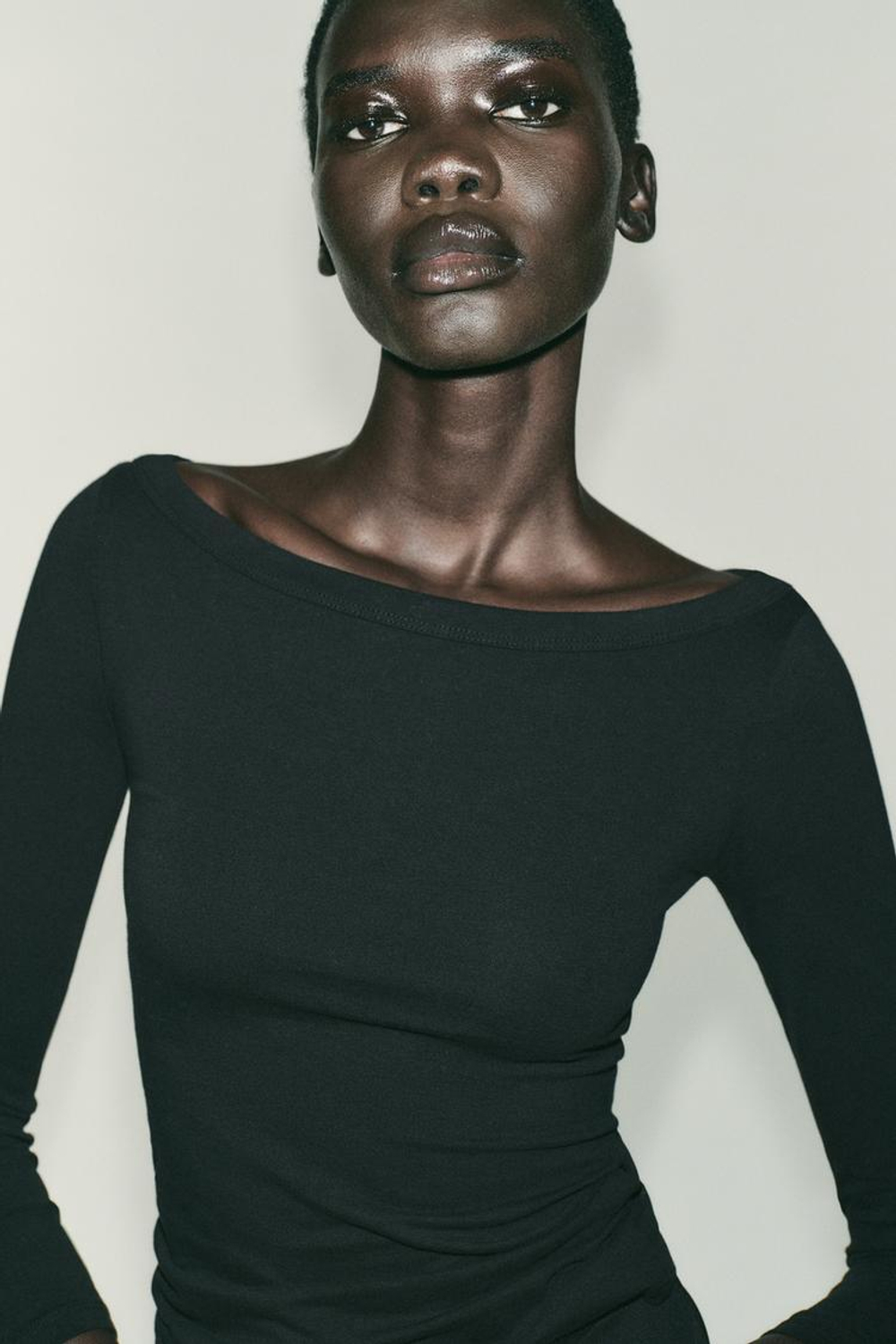 ZARA ФУТБОЛКА С ВЫРЕЗОМ «ЛОДОЧКА», ЧЕРНЫЙ