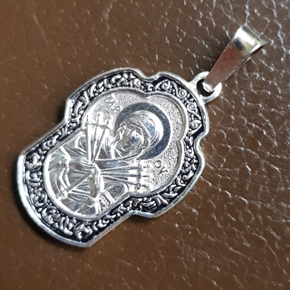 Нательная икона Божия Матерь Семистрельная с серебрением Крестообразная