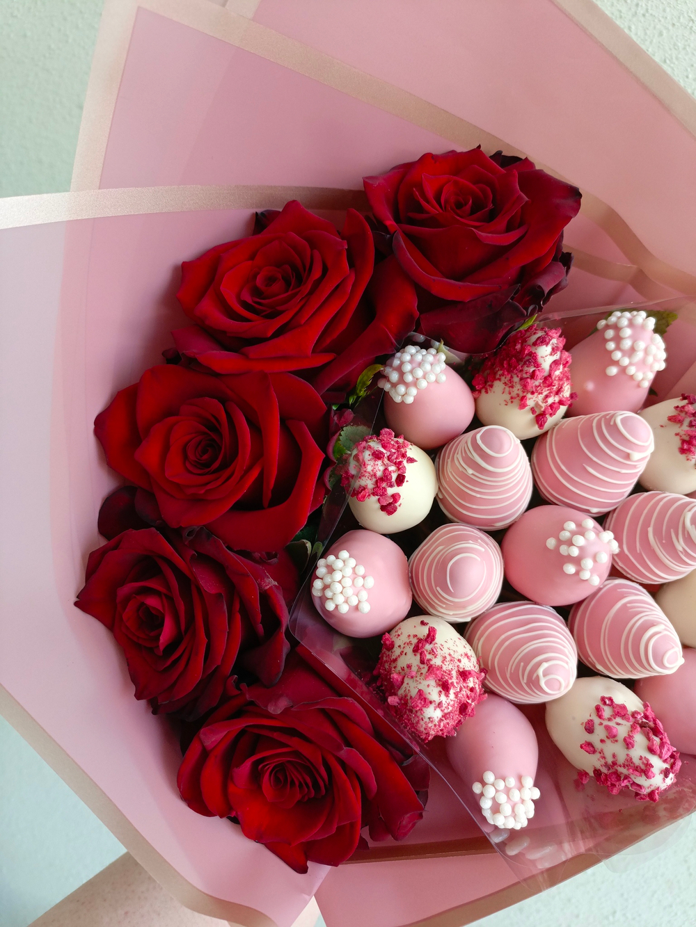 Букет из клубники в шоколаде и красных роз