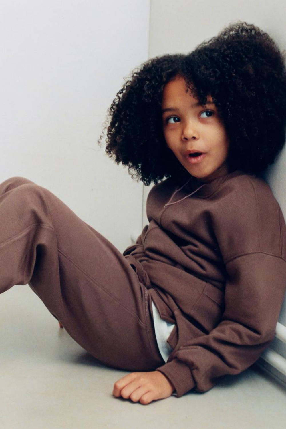 ZARA ТОЛСТОВКА С РЕЛЬЕФНОЙ НАДПИСЬЮ, ШОКОЛАДНЫЙ