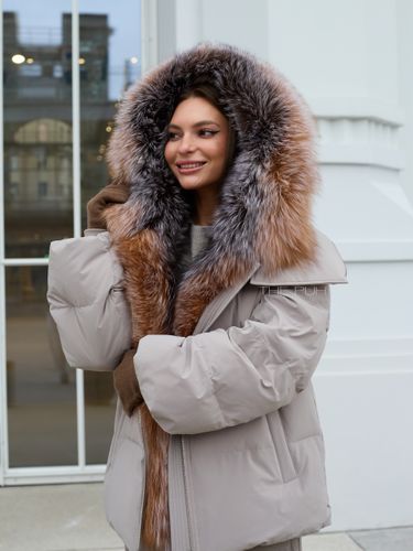 Бежевый пуховик с оторочкой из меха енота