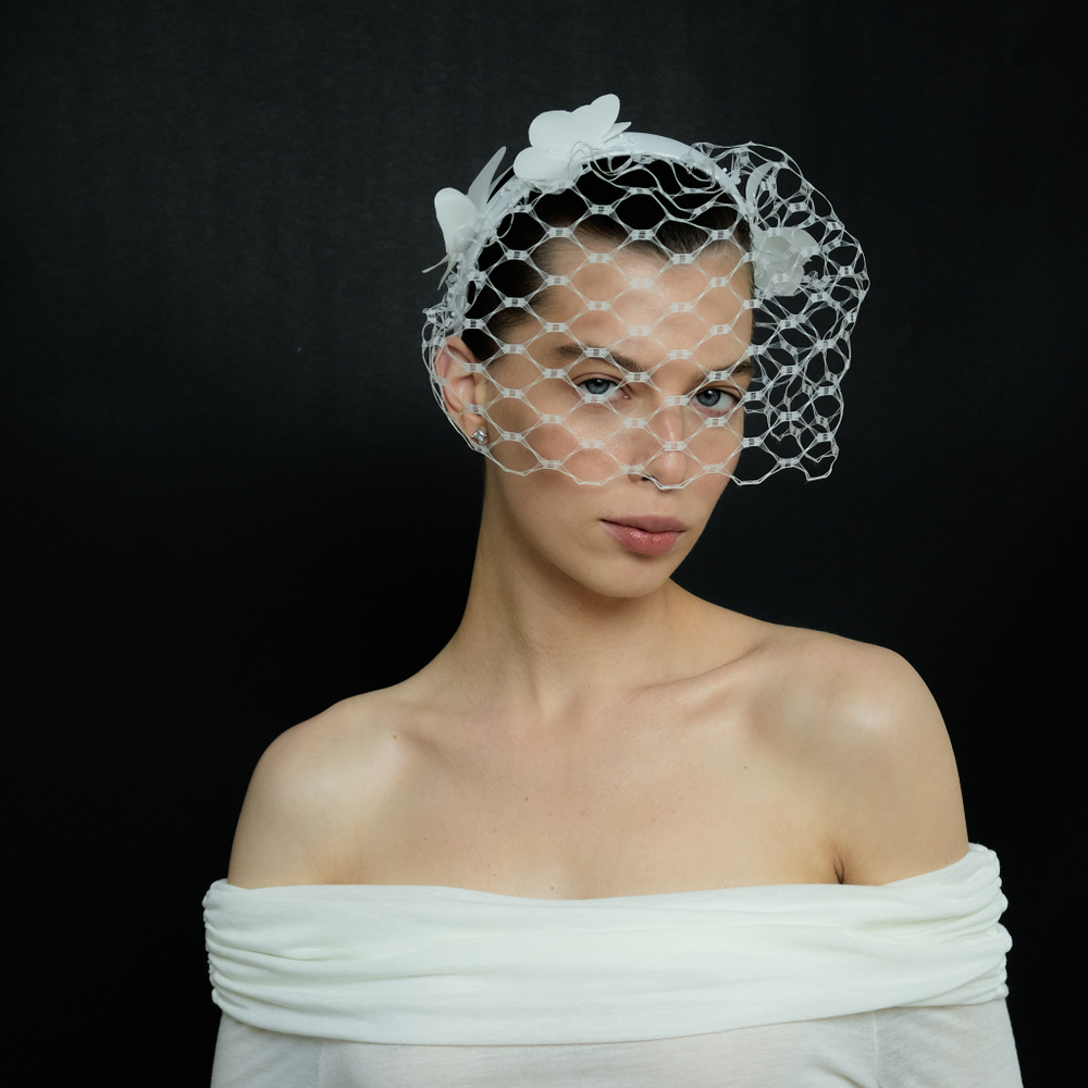 Вуаль с крупной сеткой и бабочками