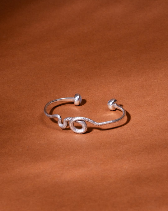 Браслет ORI TAO, Venin, кафф со змеей и перламутром, OT24.2-13-69220 (серебристый)