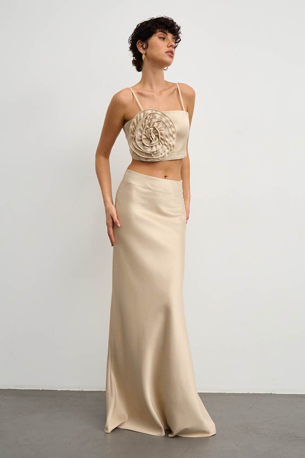 Юбка макси из атласа цвета шампань