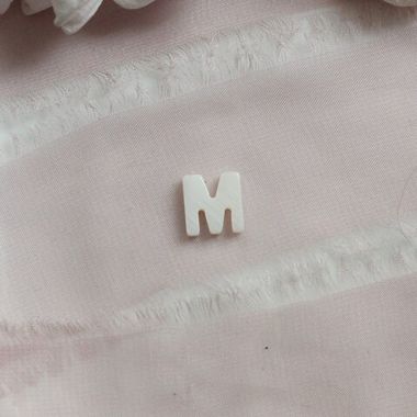 Буква M перламутр, 10 мм, 1 шт, П661