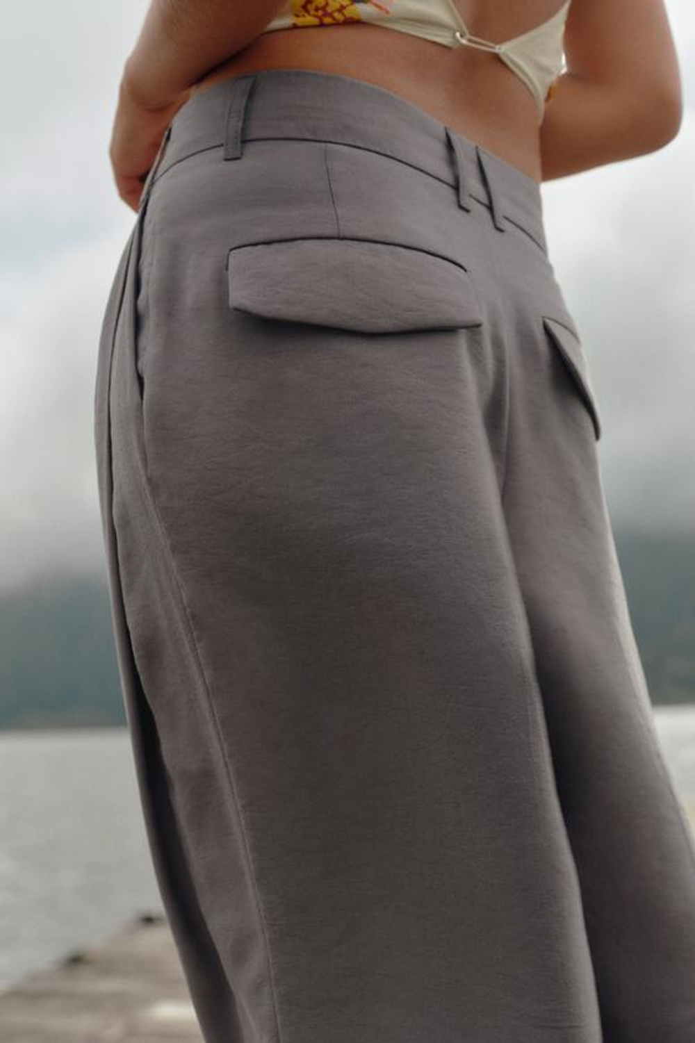 ZARA БРЮКИ С ДВОЙНЫМИ ЗАЩИПАМИ И КЛАПАНАМИ, ТЕМНО-СЕРЫЙ