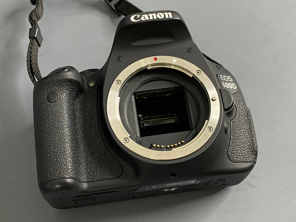 Canon 600D kit 18-55mm IS II 2500 кадров