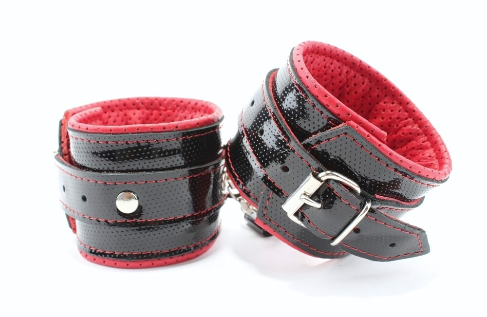 Чёрно-красные лаковые перфорированные наручники (Цвет: черный с красным)