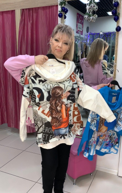 Яркий принтовый джемпер-толстовка с капюшоном