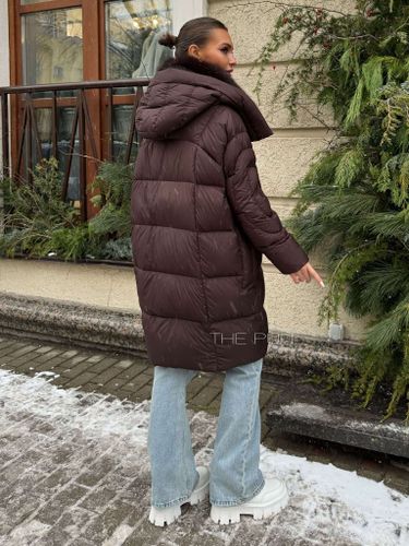 Удлиненный пуховик шоколадного цвета с меховым воротником и капюшоном