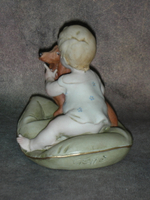 Статуэтка. Фарфор. Малыш с таксой на подушке. Capodimonte. Италия
