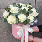 Белые розы с эвкалиптом в шляпной коробке