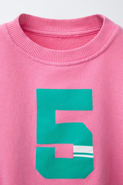 ZARA ТОЛСТОВКА С ПРИНТОМ «НОМЕР», ЦВЕТ РОЗОВОГО МЕЛА