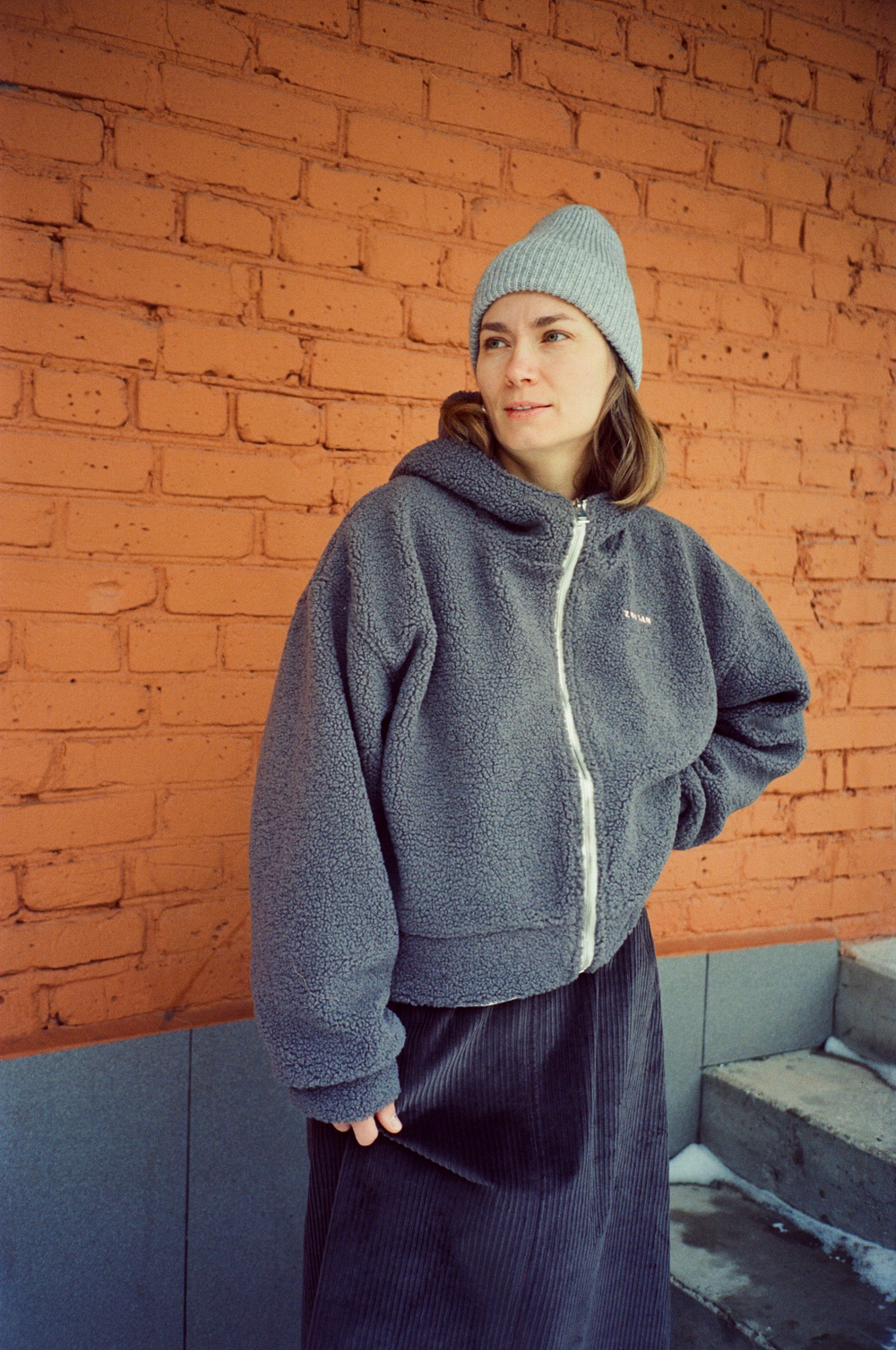 Худи на молнии укороченная из плюшевой ткани, графит