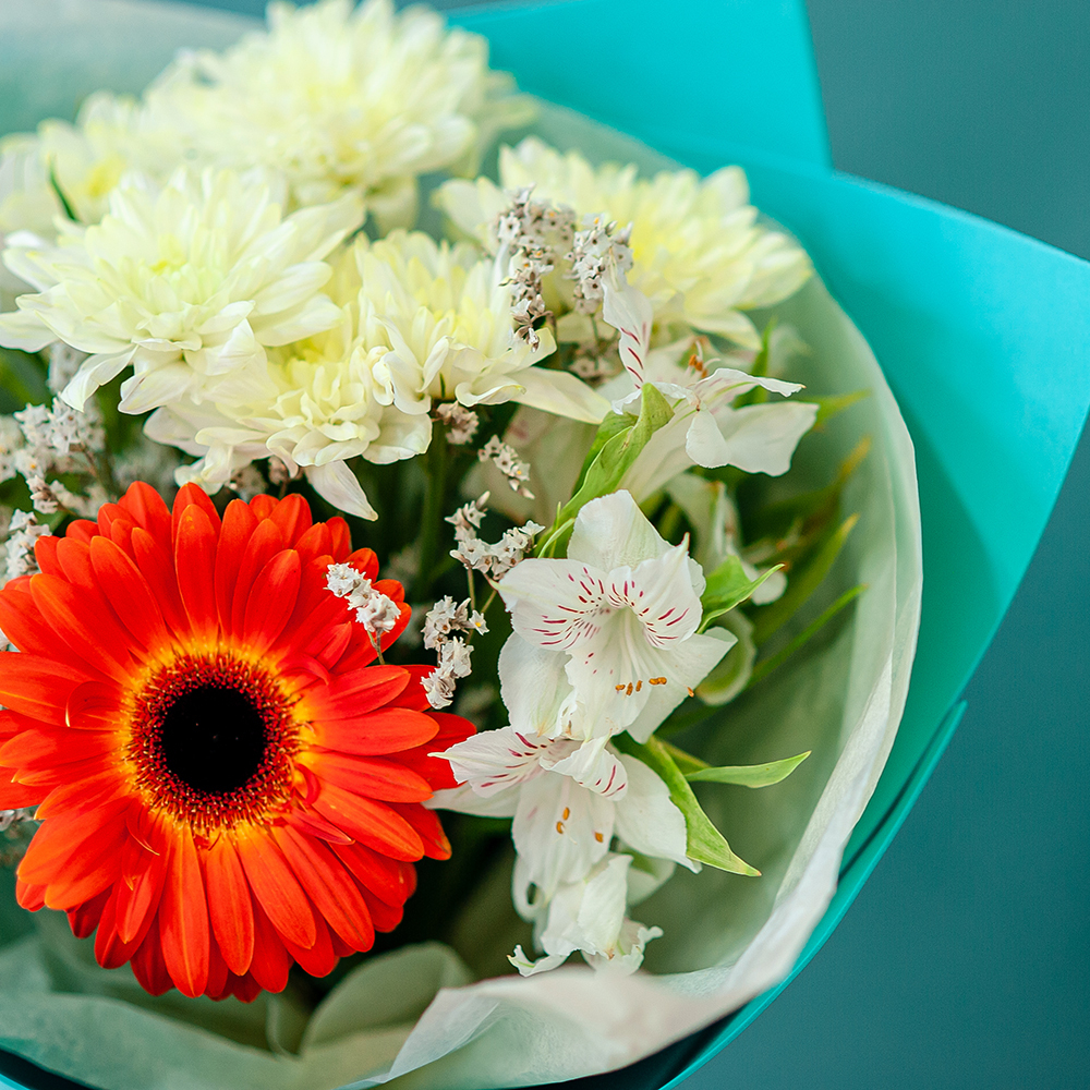 Мини букет с яркой герберой в голубом оформлении