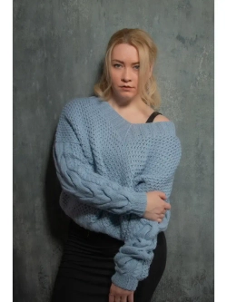 Голубой свитер Соты с V образным воротом