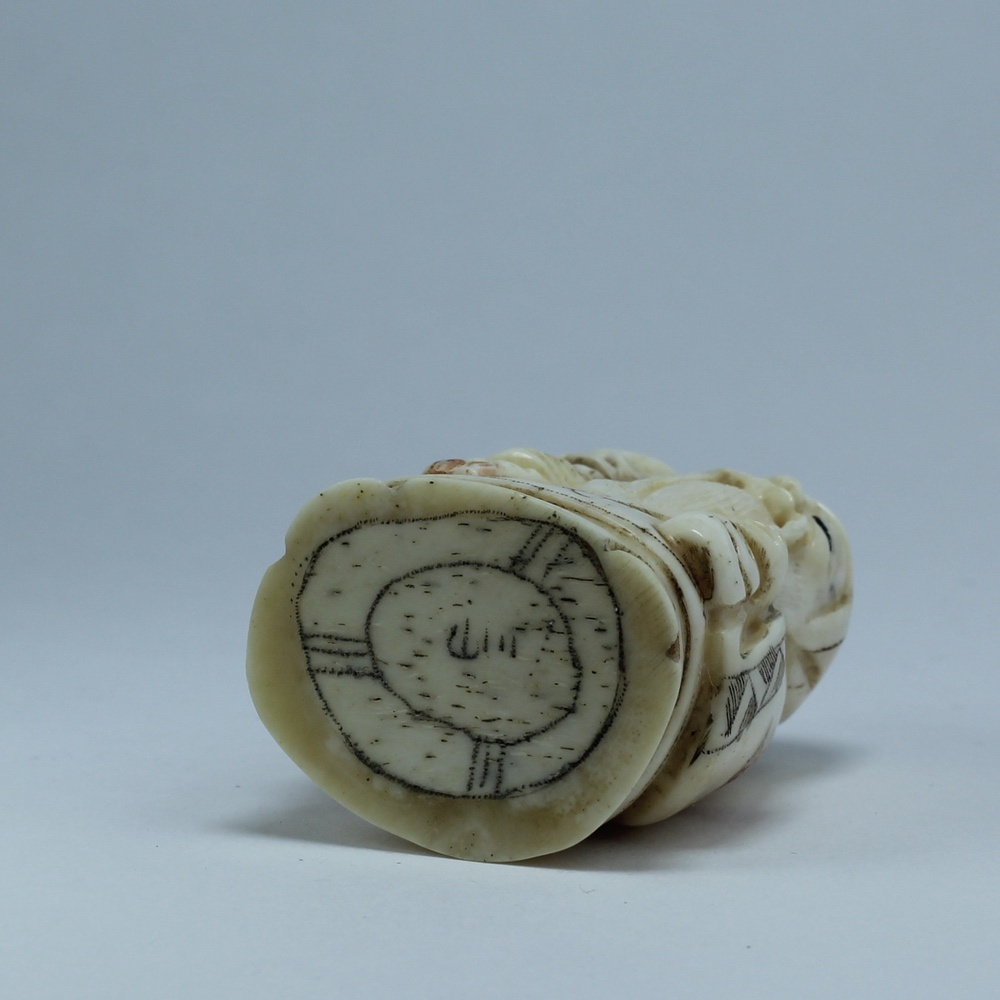 Нэцкэ Фукурокудзю с мешком и кисетом