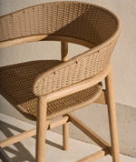 Барный стул Arinella из массива акации с натуральной отделкой и бежевой веревкой, высота 75 см