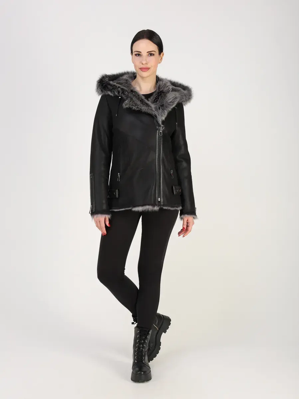 Дубленка зимняя натуральная с капюшоном короткая