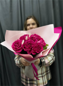 Букет из малиновых роз с добавлением лагуруса