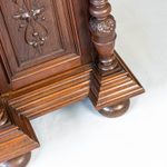 Буфет с рыцарской тематикой в стиле Генриха II