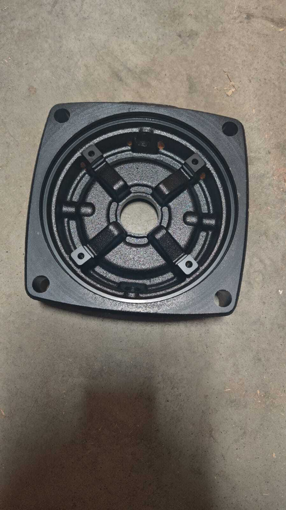 Запасная часть для насоса модели LVR90-3-2 - суппорт чугунный