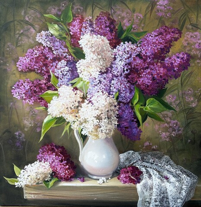 Сирень в белой вазе